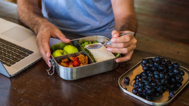220106234457-04-mindless-snacking-wellness-640x360