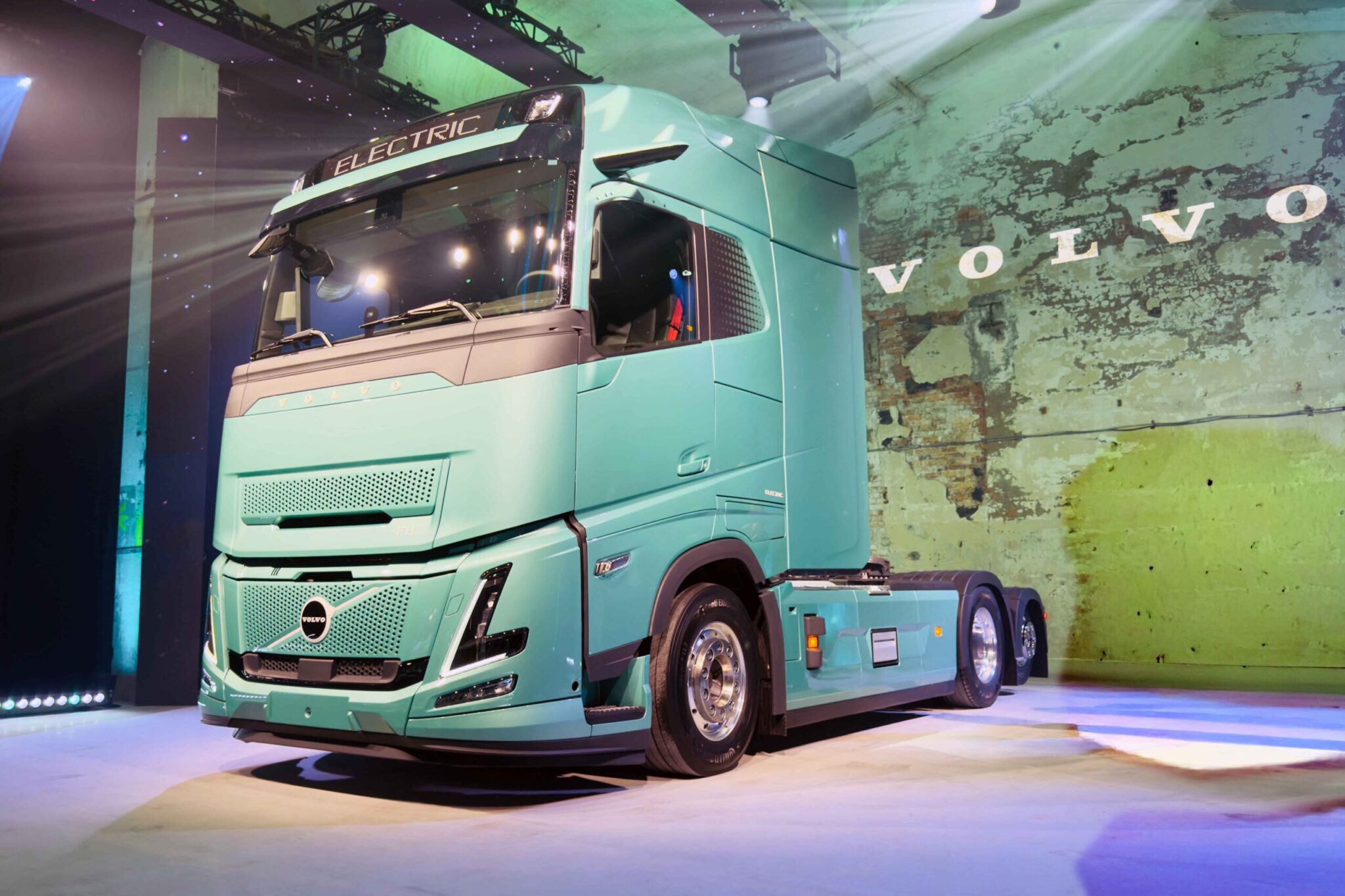 700 км запаса хода: Volvo запускает серийное производство нового электрогрузовика